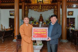 Tặng quà lưu niệm đến Đại đức trụ trì chùa Lục Nghĩa Trúc nhân dịp đầu năm mới