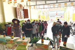 Chùa Phước Hòa trao 300 phần quà đến các hoàn cảnh khó khăn tại Gò Công Đông