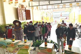 Chùa Phước Hòa trao 300 phần quà đến các hoàn cảnh khó khăn tại Gò Công Đông