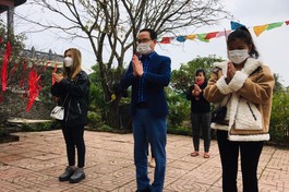 Người dẫn lễ Phật tại chùa An Thái, huyện Quỳnh Lưu