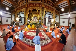 Chư Tăng, Phật tử chùa Đại Tuệ tụng kinh Dược sư cầu an đầu năm