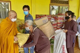 Thượng tọa Thích Minh Lộc tận tay trao quà đến đồng bào dân tộc