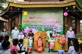 Lễ phát quà cho các em mồ côi do dịch Covid-19 tại tịnh xá Ngọc Chánh
