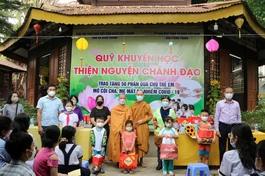 Lễ phát quà cho các em mồ côi do dịch Covid-19 tại tịnh xá Ngọc Chánh
