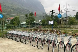 Trao 77 chiếc xe đạp tiếp sức em đến trường