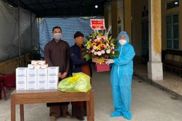 Chùa Vạn Linh chúc mừng ngày Thầy thuốc Việt Nam, trao tặng vật tư y tế