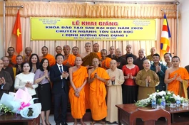 Chư tôn đức Phật giáo TP.Cần Thơ chụp ảnh lưu niệm tại Lễ khai giảng khóa đạo tạo sau đại học năm 2020 - Chuyên ngành: Tôn giáo học