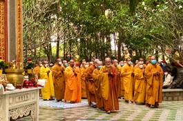 Chư Tăng hữu nhiễu bảo tháp