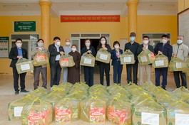 Trao quà cho các hộ dân xã Thiệu Vũ, huyện Thiệu Hóa