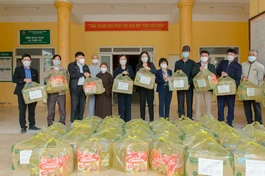 Trao quà cho các hộ dân xã Thiệu Vũ, huyện Thiệu Hóa