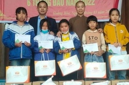 Chùa Hồi Long trao học bổng cho học sinh nghèo 