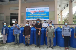 Trao tặng thùng đựng nước đến bà con xã Vĩnh An, huyện Ba Tri, tỉnh Bến Tre