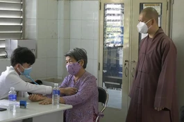 Chùa Thiền Tôn 2 tổ chức khám chữa bệnh, cấp thuốc miễn phí cho người già neo đơn