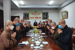 Chư tôn đức niệm Phật trước khi tiến hành phiên họp