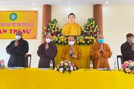 Chư tôn đức niệm Phật cầu gia hộ trước khi tiến hành phiên họp