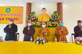 Chư tôn đức niệm Phật cầu gia hộ trước khi tiến hành phiên họp