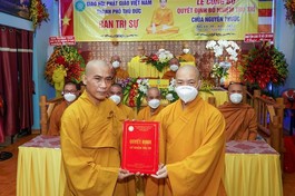 Thượng tọa Thích Quang Thạnh trao quyết định bổ nhiệm trụ trì đến Thượng tọa Thích Chúc Từ