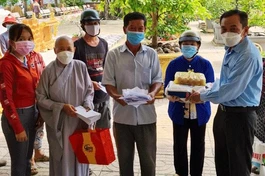 Tổ đình Sắc tứ Linh Thứu trao 500 phần quà đến các hoàn cảnh khó khăn