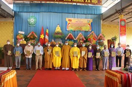 Hòa thượng Thích Châu Quang trao quyết định chuẩn y nhân sự Ban Trị sự Phật giáo huyện Cư M’gar (2021-2026)