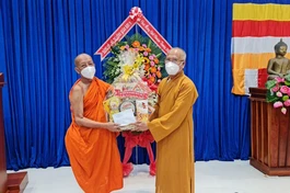 Hòa thượng Thích Minh Hạnh tặng quà chúc mừng Tết Chôl Chnăm Thmây đến Hòa thượng Tăng Nô, Trưởng ban Trị sự GHPGVN tỉnh Sóc Trăng