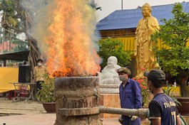 Rót đồng đúc tôn tượng Đức Bổn sư Thích Ca Mâu Ni Phật tại chùa Trà Đông