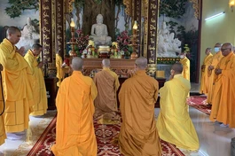 Niêm hương bạch Phật tại chánh điện chùa Đại Xuân