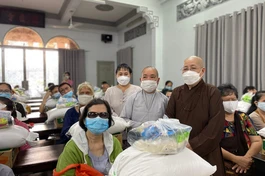 Người khiếm thị nhận quà tại chùa Phước Viên