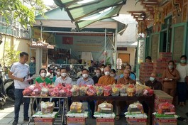 Chùa Thiên Tôn tặng quà đến bà con nghèo