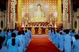 Chư Tăng cùng Phật tử đảnh lễ Tam bảo