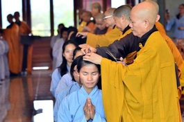 Chư Ni làm lễ thế phát tại Trung tâm Làng Mai ở Thái Lan