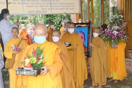 Môn đồ pháp quyến cung thỉnh di ảnh Ni trưởng Thích nữ Hội Liên đến bảo tháp