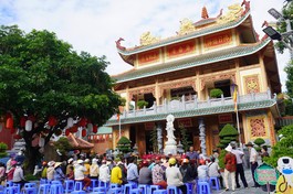 Chùa Huệ Hương tặng quà từ thiện nhân Đại lễ Phật đản Phật lịch 2566