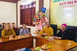 Thượng tọa Thích Thọ Lạc cùng chư vị trong Ban Trị sự Phật giáo tỉnh đón tiếp phái đoàn Tòa Giám mục Giáo phận Vinh