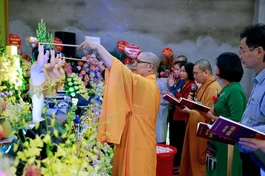 Chư Tăng thực hiện nghi thức Tắm Phật tại buổi lễ mừng Phật đản sanh 