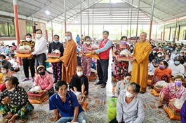 Trao quà đến bà con nghèo khó