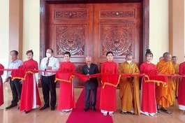 Chư Tăng cùng đại biểu cắt băng khánh thành Thiền viện Trúc Lâm An Giang - Ảnh: TTXVN
