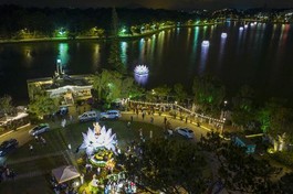 Lung linh 7 đóa sen hồng trên hồ Xuân Hương