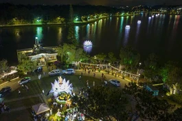 Lung linh 7 đóa sen hồng trên hồ Xuân Hương