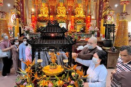 Đại đức Thích Tâm Đức hướng dẫn Phật tử khiếm thị Tắm Phật