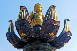 Tôn tượng Đức Phật đản sinh