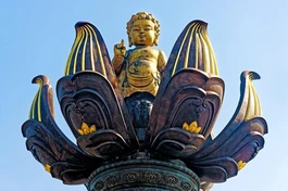 Tôn tượng Đức Phật đản sinh