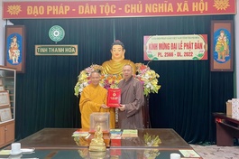 Thượng tọa Thích Tâm Đức trao quyết định bổ nhiệm trụ trì chùa Thiên Vương đến Thượng tọa Thích Trí Chơn