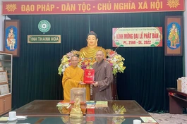 Thượng tọa Thích Tâm Đức trao quyết định bổ nhiệm trụ trì chùa Thiên Vương đến Thượng tọa Thích Trí Chơn