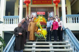 Đoàn lãnh đạo quận Bình Thạnh tặng hoa chúc mừng Đại lễ Phật đản Phật lịch 2566 tại chùa Phước Bửu