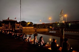 Thắp hoa đăng kính mừng Khánh đản Đức Thế Tôn