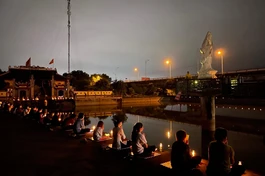 Thắp hoa đăng kính mừng Khánh đản Đức Thế Tôn