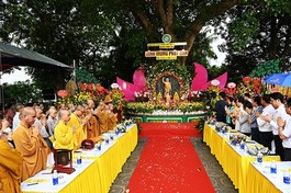 Quang cảnh buổi lễ Phật đản tại tổ đình Trấn Quốc của Phật giáo quận Tây Hồ (TP.Hà Nội)