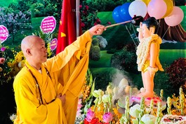 Chư Tăng thực hiện nghi thức Tắm Phật truyền thống