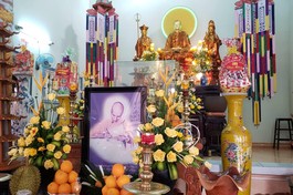 Di ảnh Bồ-tát Thích Quảng Đức tại chùa Đức Hòa