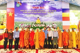 Chư tôn đức và đại biểu chính quyền tại buổi lễ khai giảng